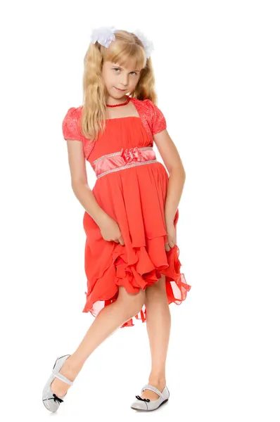 Kleines Mädchen im orangefarbenen Kleid — Stockfoto