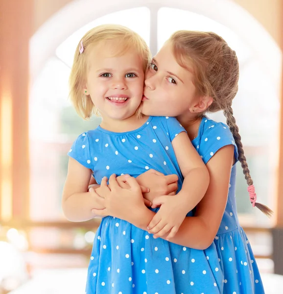 Маленькие сестры целуются — стоковое фото