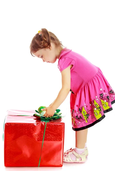 Ragazzina che guarda un regalo — Foto Stock