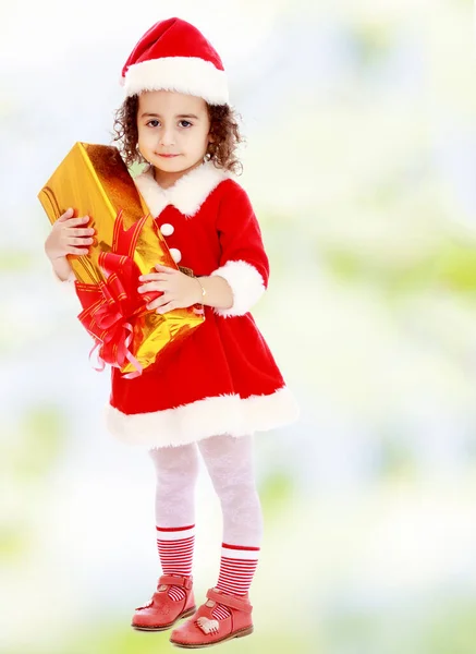 Petite fille en costume du Père Noël avec cadeau — Photo