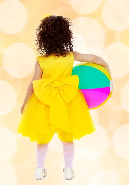 Niña jugando con una pelota —  Fotos de Stock