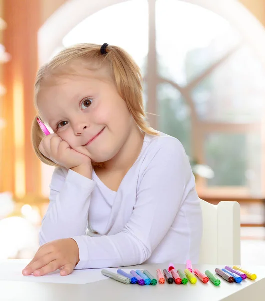 The girl draws with markers — Stock Photo, Image