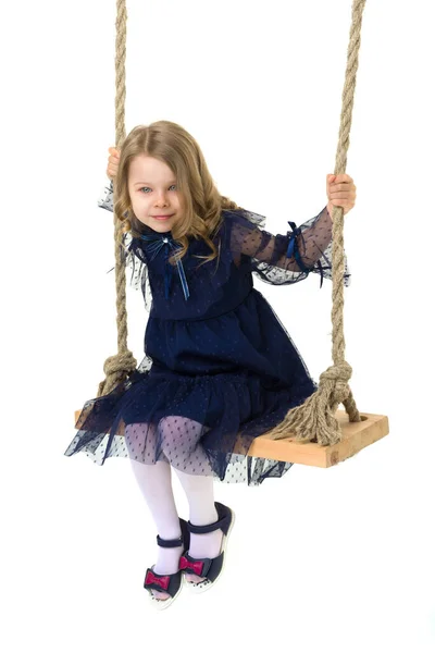 Ljuvligt blond liten flicka svänger på rep swing — Stockfoto