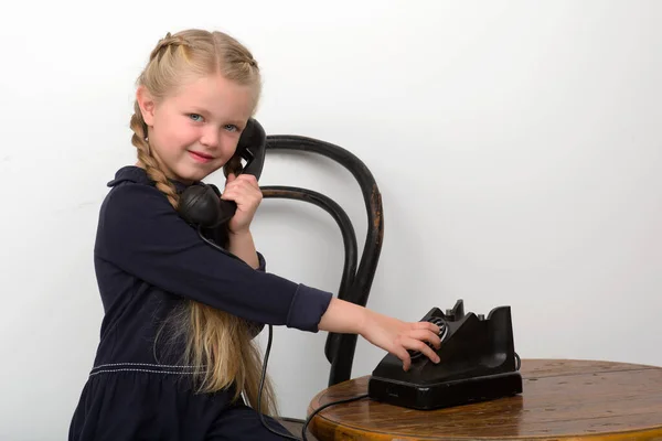 Chica rubia hablando por teléfono negro viejo —  Fotos de Stock