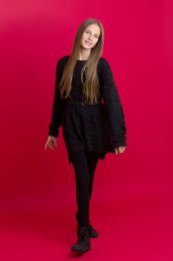 Uzun kahverengi saçlı, rüzgarda uçan güzel kız.