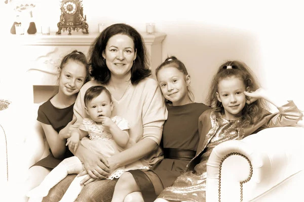 带着三个女儿的母亲的快乐家庭画像 — 图库照片