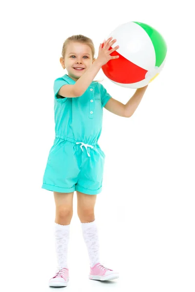 Activa niña feliz jugando con la pelota de aire —  Fotos de Stock