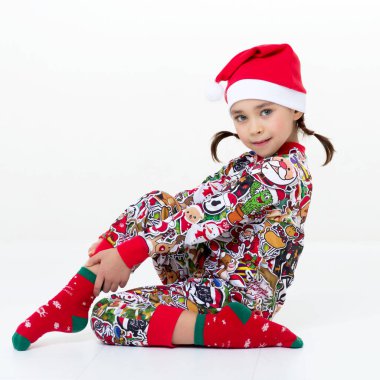 Tulumlu ve Noel Baba şapkalı şirin kız.