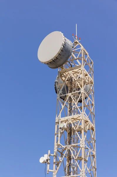 一座配有微波链路的电信塔 — 图库照片