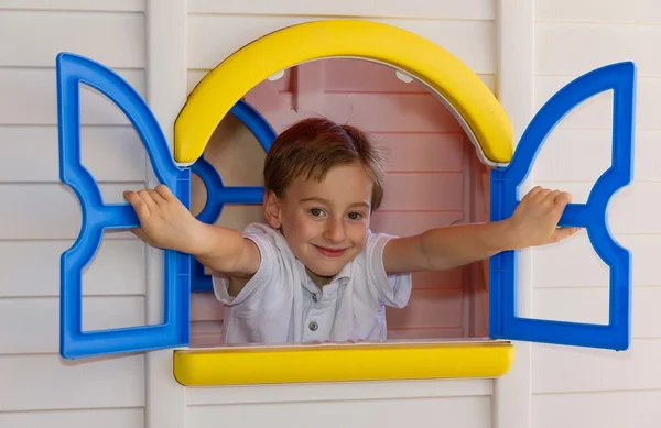 Lindo niño jugando en casa de juguete —  Fotos de Stock