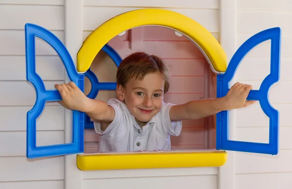 Schattig kind spelen in speelgoed huis — Stockfoto