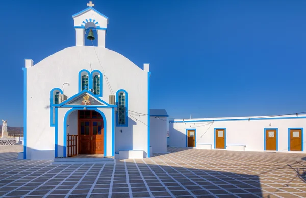 Iglesia Agia Paraskevi en el pueblo de Pollonia, isla de Milos, Cícladas, Grecia — Foto de Stock