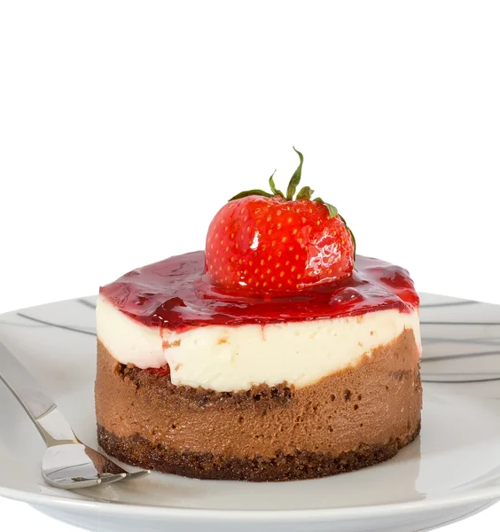 Piccola torta con cioccolato e fragola isolata — Foto Stock