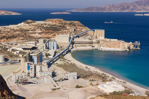 Gran planta de procesamiento de bentonita y perlita junto al mar —  Fotos de Stock
