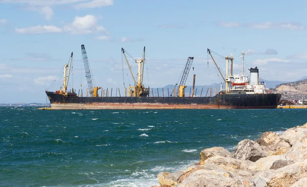 A bulk carrier ship loading cargo at port — Stock Photo, Image