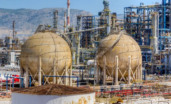 Tanques de almacenamiento en refinería de petróleo —  Fotos de Stock