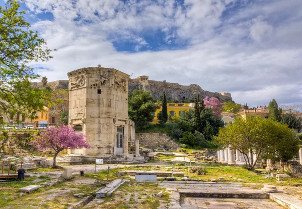 背景には、アテネ、ギリシャのアクロポリスの麓、風の塔 ストック画像