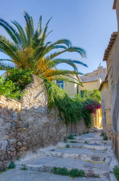 Callejón en Plaka, colina de la Acrópolis en el fondo, Atenas, Grecia — Foto de Stock