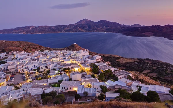 Village de Plaka panorama au crépuscule, île de Milos, Cyclades, Grèce — Photo