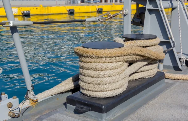 Pilona con cuerdas en un barco — Foto de Stock