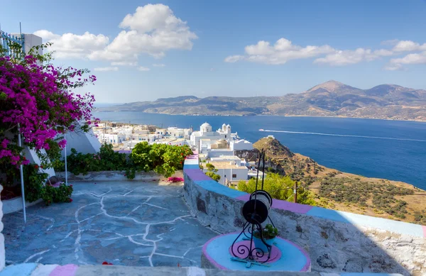 Balkon mit Aussicht, Plaka Village, Insel Milos, Kykladen, Griechenland lizenzfreie Stockbilder