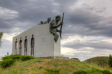 distomo Anıtı dramatik bir havada boeotia, Yunanistan