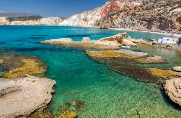 Praia de Fyriplaka, ilha de Milos, Cíclades, Grécia — Fotografia de Stock