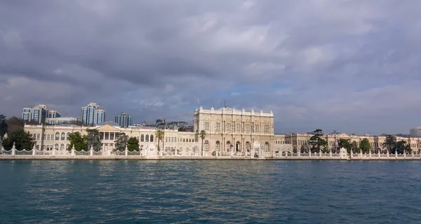 วิวภูมิทัศน์ของพระราชวัง Dolmabace, อิสตันบูล, ตุรกี — ภาพถ่ายสต็อก