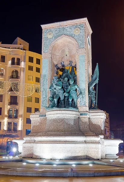 Das Denkmal der Republik in der Nacht, Taksim-Platz, Istanbul, Türkei — Stockfoto