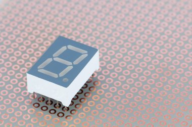 7 segment tek haneli ekran üzerinde bakır breadboard açtı.