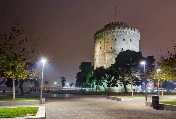 Bílá věž v noci, thessaloniki, Řecko — Stock fotografie