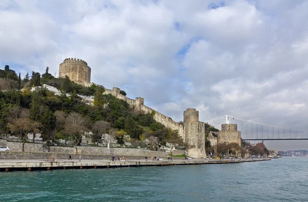 Widok Rumelihisar?, z mostu Fatih Sultan Mehmet w tle, Istanbul, Turcja — Zdjęcie stockowe