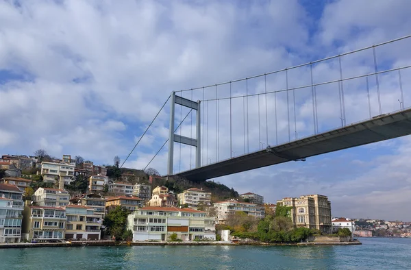 Fatih Sultan Mehmet Puente sobre el barrio Hisarustu, Estambul, Turquía — Foto de Stock