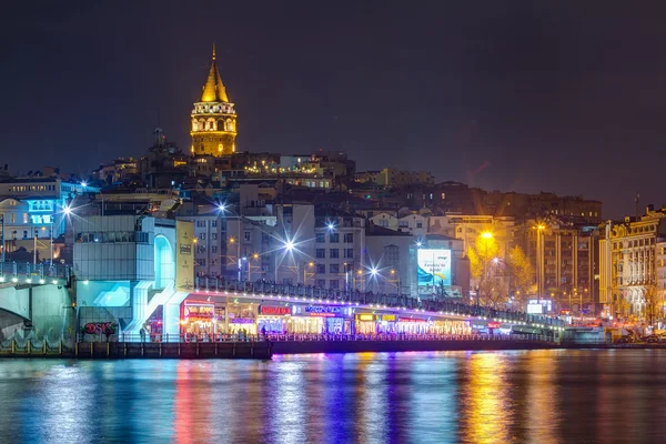 Nachtansicht der Galata-Brücke und des Turms, Istanbul, Türkei — Stockfoto