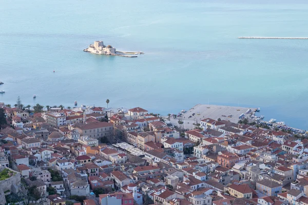 Nafplio a Burdzi pohled z pevnost palamidi, Řecko — Stock fotografie