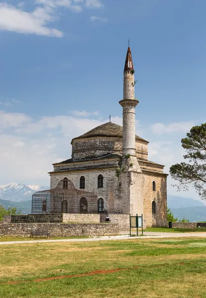 Fethiye-Moschee mit dem Grab des Ali Pascha im Vordergrund, ioannina, Griechenland — Stockfoto
