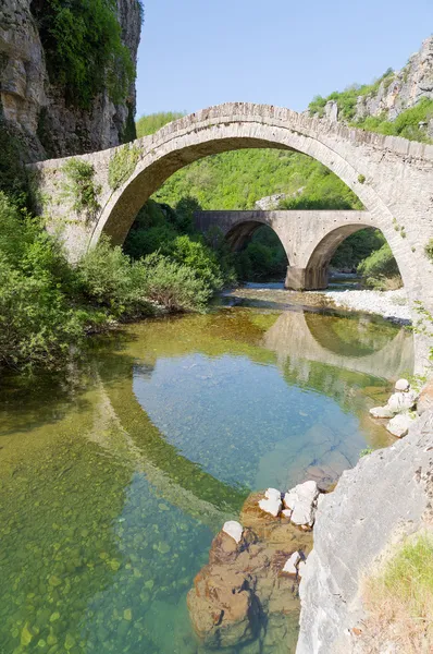 Starý kamenný most noutsos (postavený 1750 n.l.), epirus, Řecko — Stock fotografie