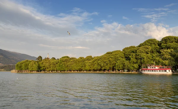 Jezero přední z Ioanniny city, epirus, Řecko — Stock fotografie