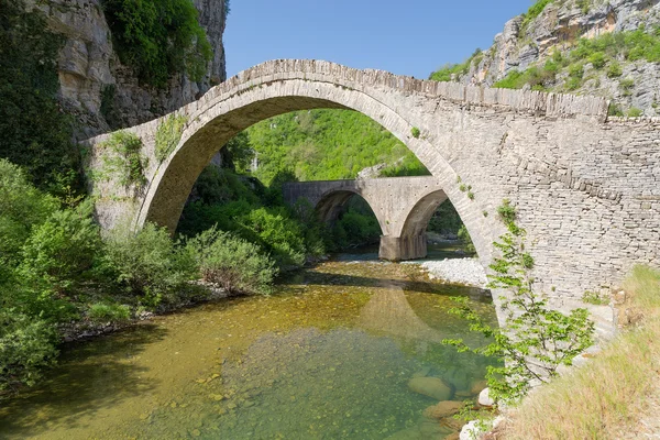 Starý kamenný most noutsos (postavený 1750 n.l.), epirus, Řecko — Stock fotografie
