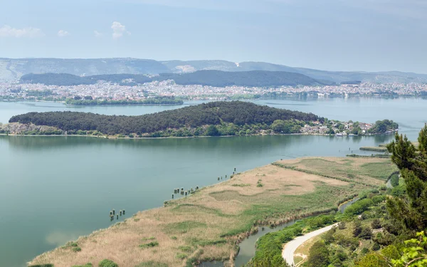 Janina i jeziora pamvotis, nissaki w planie, Grecja — Zdjęcie stockowe