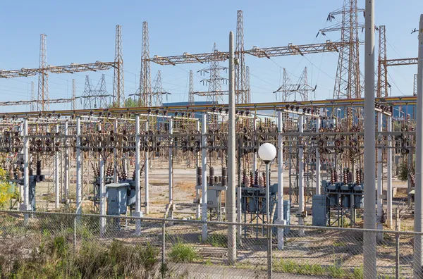 Sottostazione elettrica ad alta tensione — Foto Stock