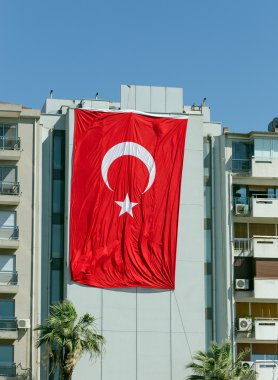 Türkiye'de bir binanın asılı büyük Türk bayrağı
