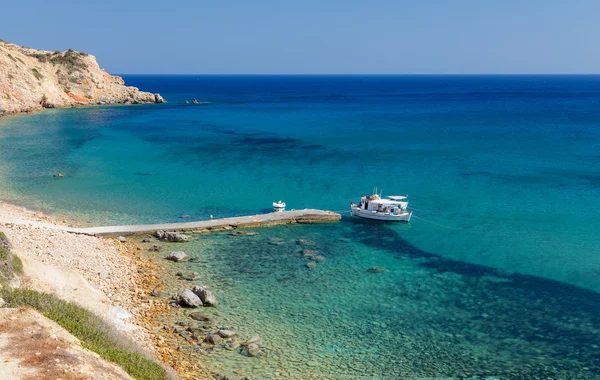 Barcos pesqueros y paisajes costeros en la isla de Milos, Grecia — Foto de Stock