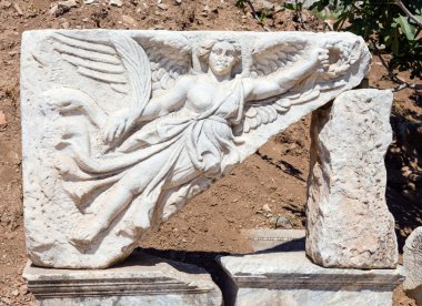 taş oyma Tanrıça nike Harabeleri antik Efes, Türkiye'de