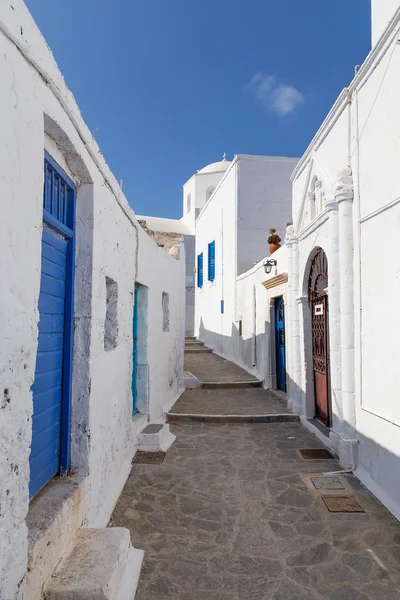 Pintoresco callejón en la aldea de Plaka, isla de Milos, Grecia — Foto de Stock