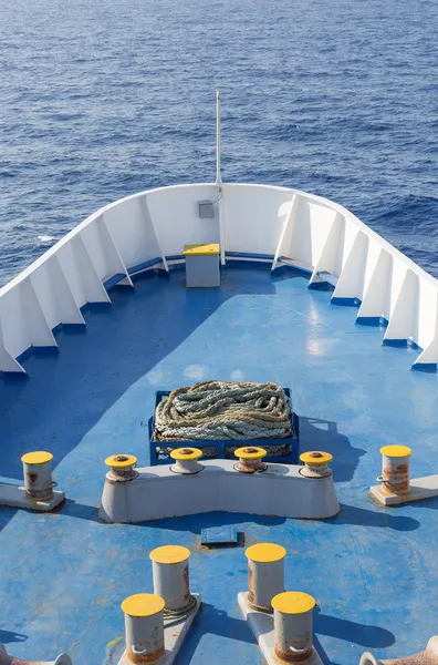 公開した海で大型船の弓 — ストック写真