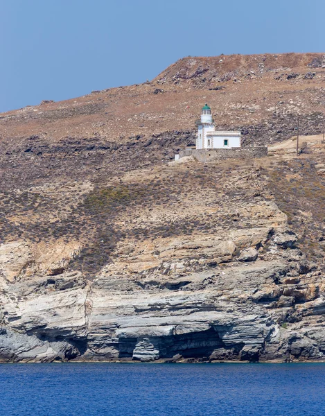 Spathi fyr på en brant sluttning, serifos ö, Kykladerna, Grekland — Stockfoto