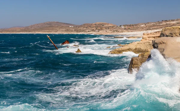 Grov havet vid sarakiniko skeppsbrott, milos island, Kykladerna, Grekland — Stockfoto