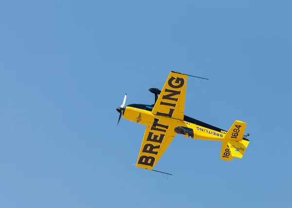 El campeón italiano de acrobacia aérea Francesco Fornabaio en su avión tipo Extra 300 — Foto de Stock