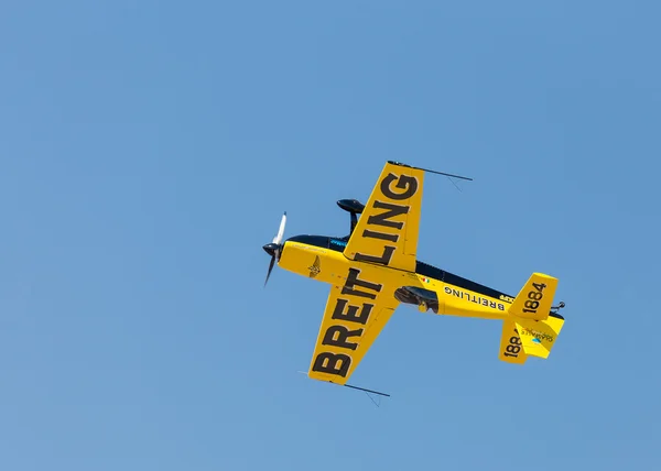 Italienischer kunstflugmeister francesco fornabaio in seinem typ extra 300 flugzeuge — Stockfoto